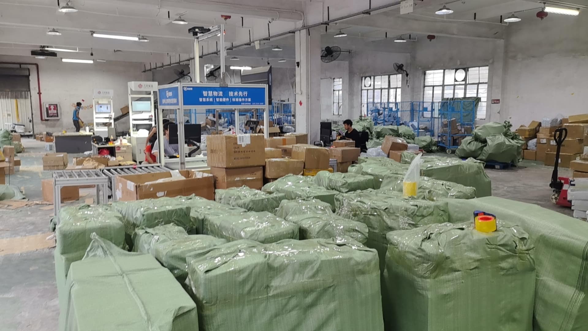 云集仓库分拣设备与现场包裹处理区域