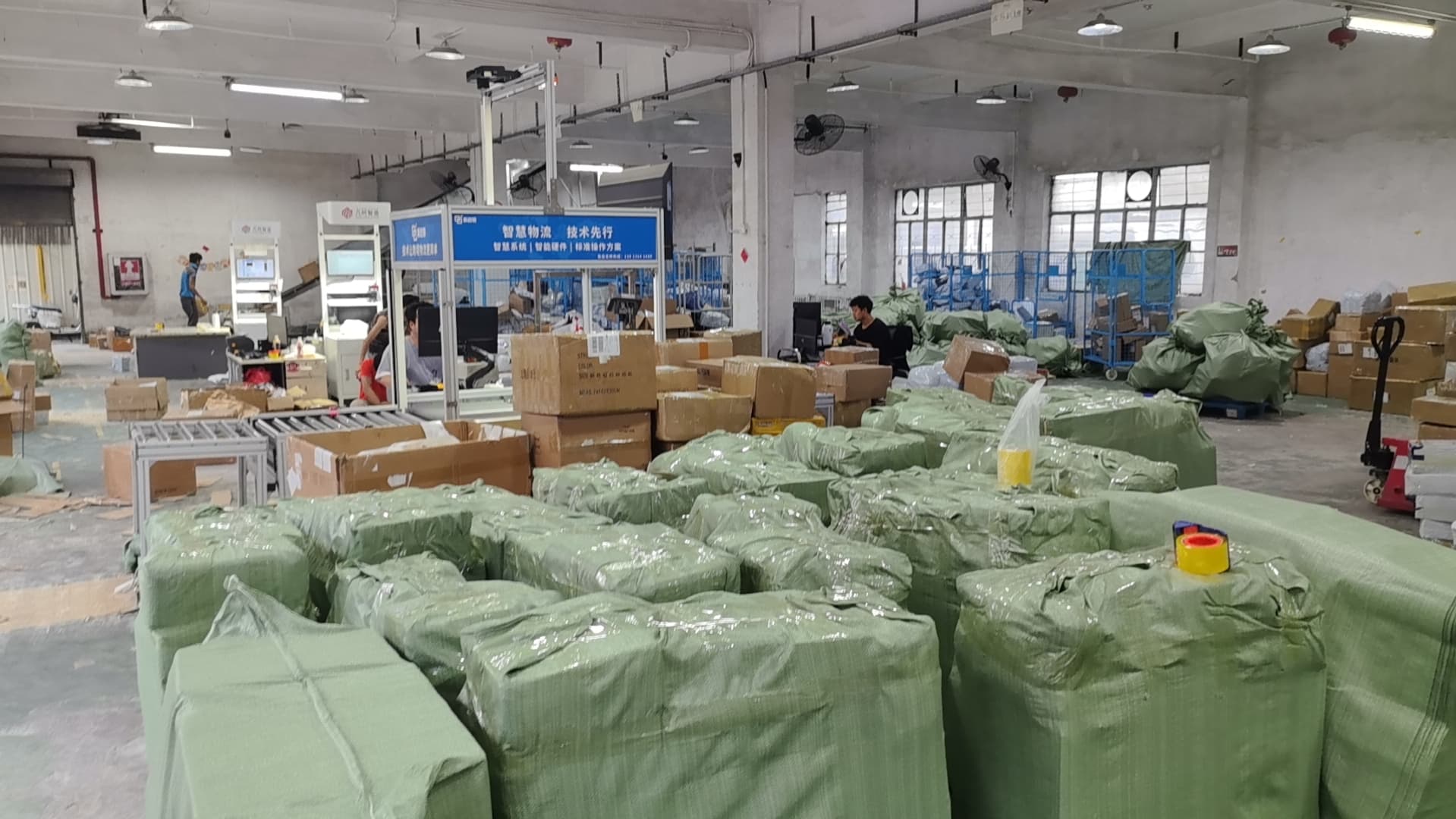 云集仓库工作人员分拣待出库包裹