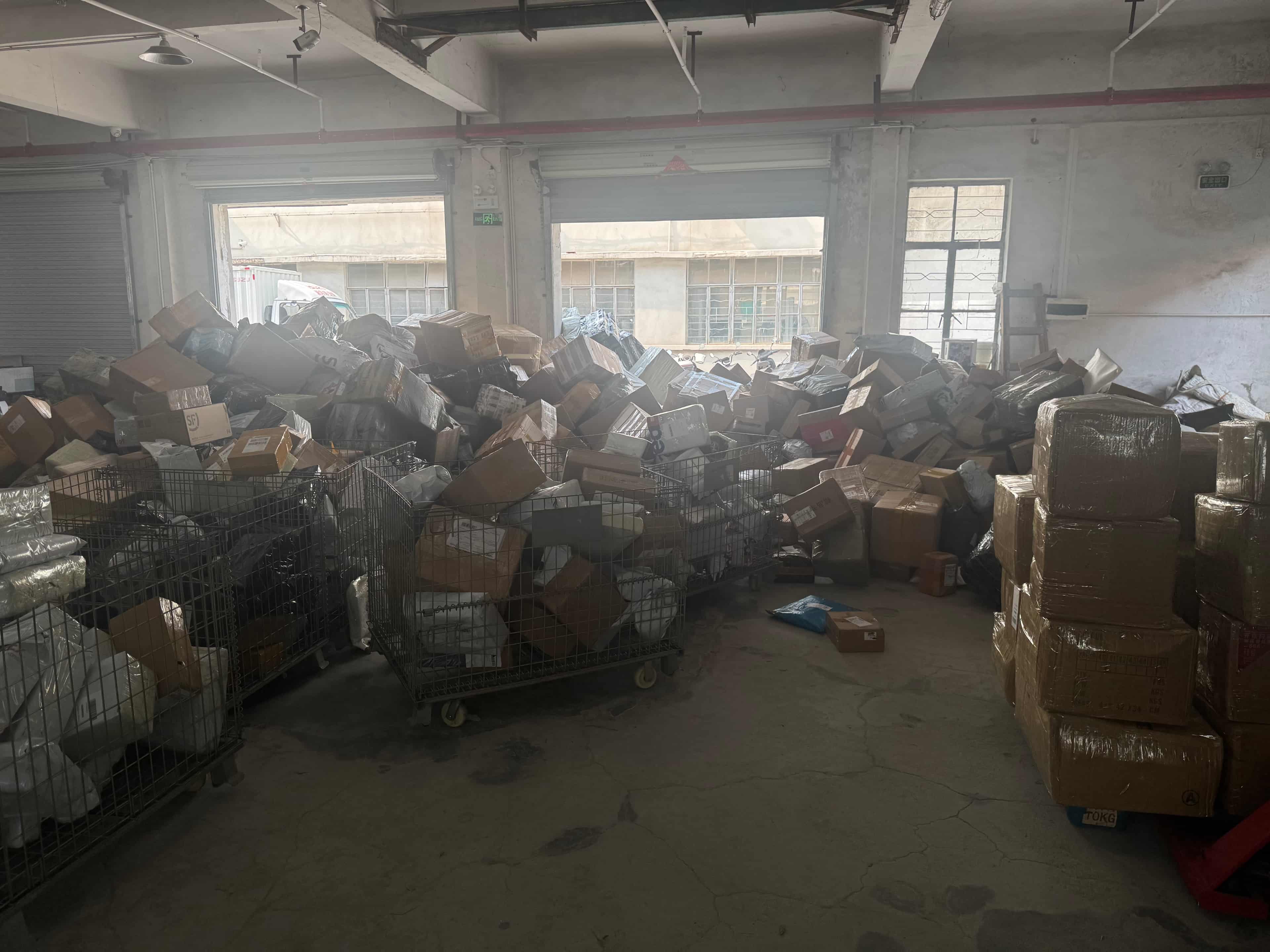 云集国际物流仓库入仓待验货区,包裹等待验收称重