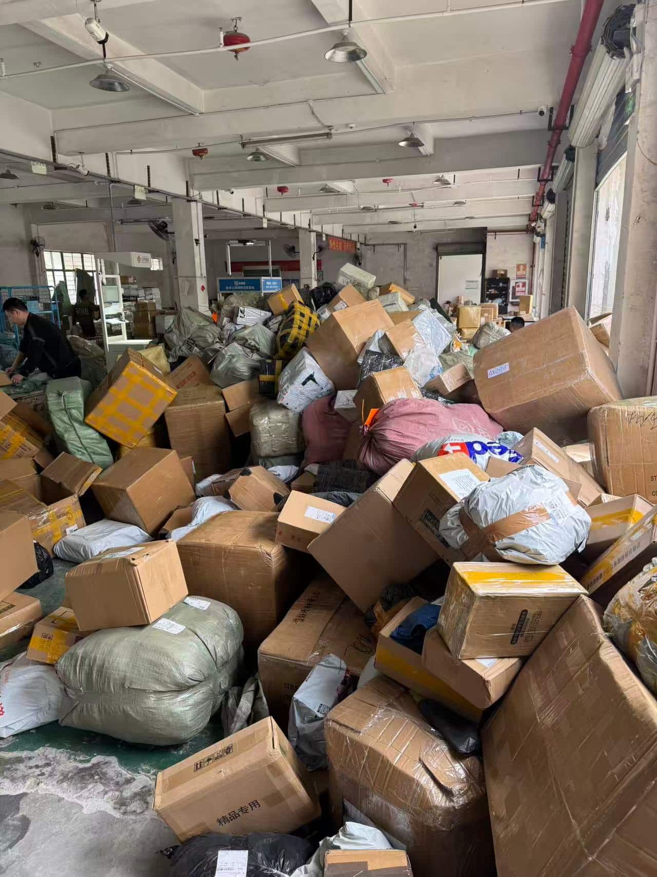 云集国际物流仓库出库前包裹集合