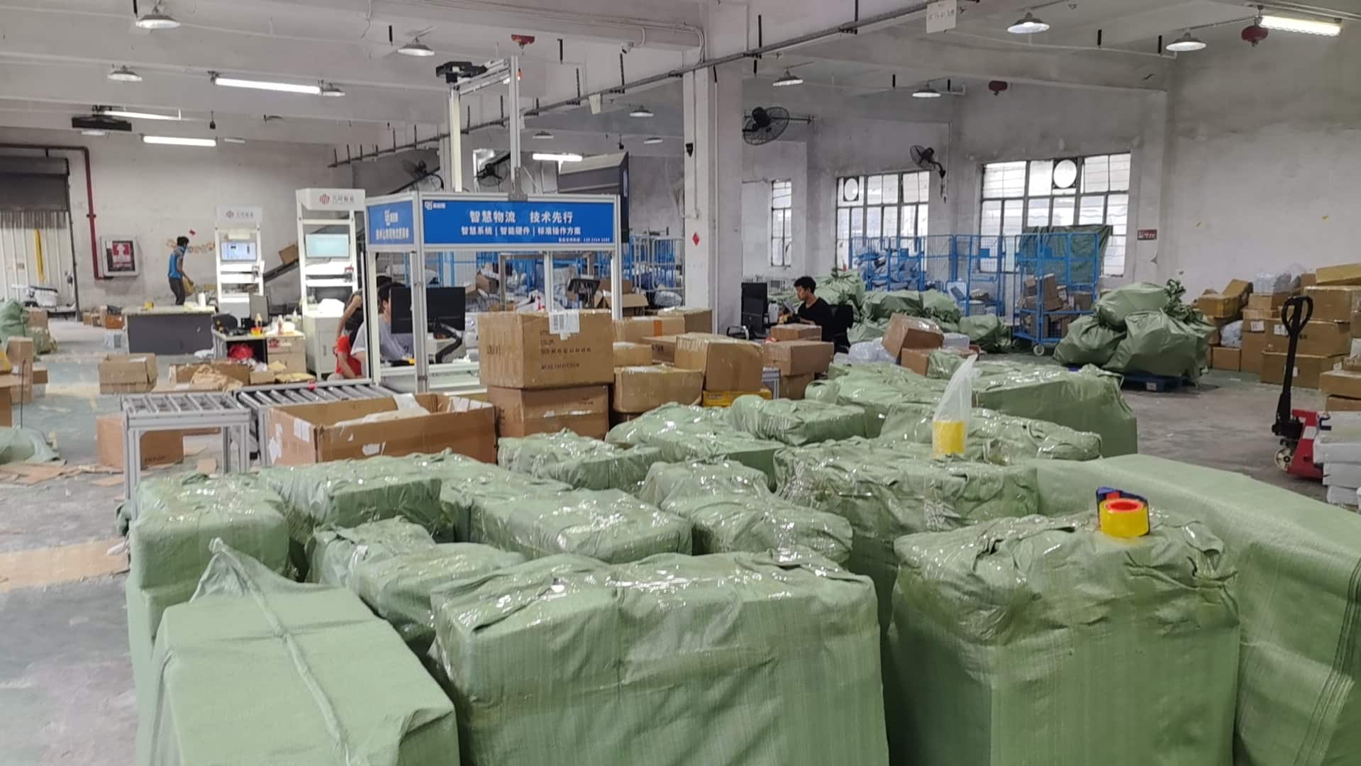 云集国际物流仓库分拣与周转区域,包裹按批次摆放