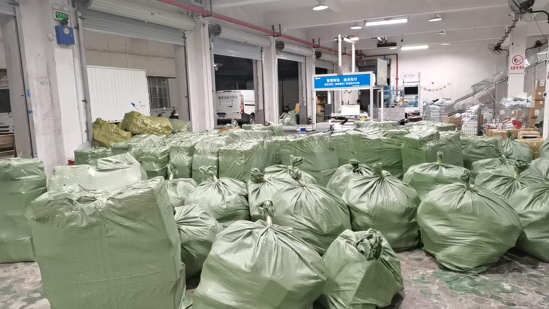 云集国际物流仓库货量全景,大量包裹在仓库现场等待处理
